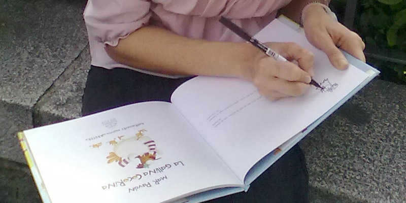 Mónica Carretero dedicándome "La Gallina Cocorina"